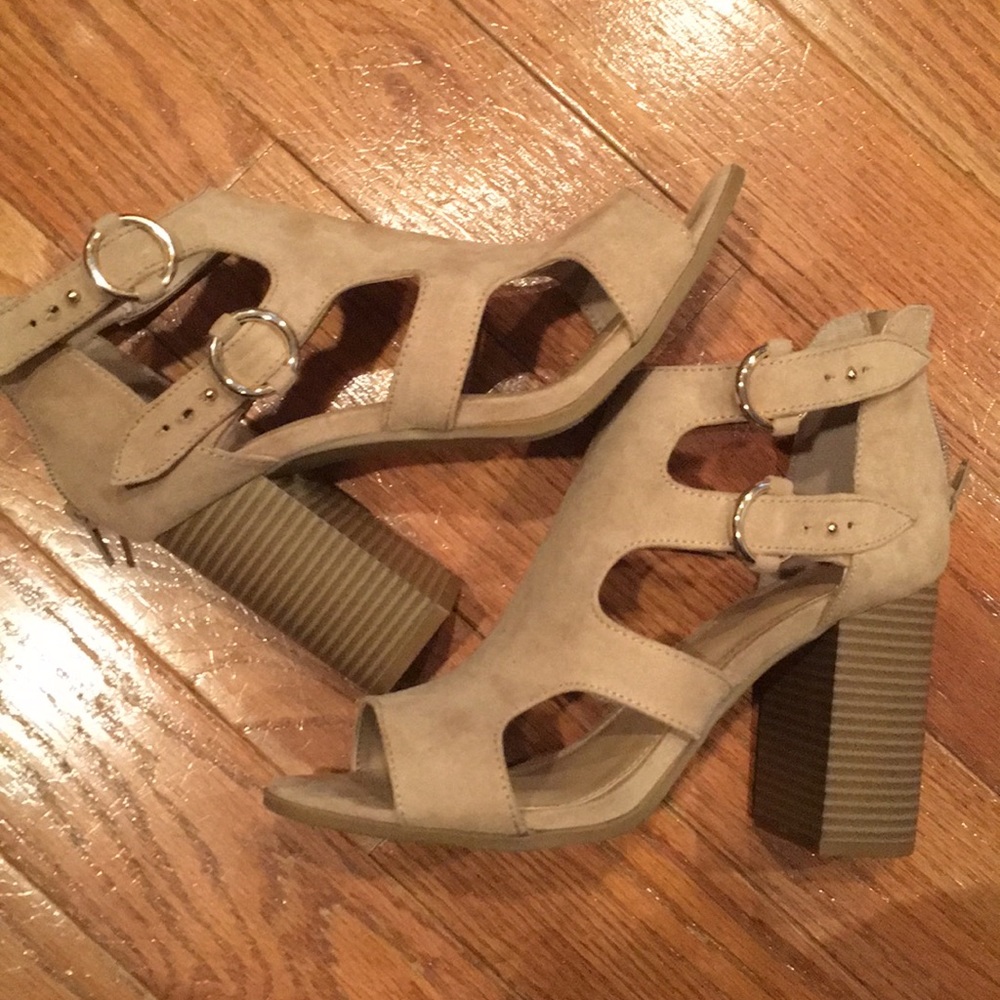 Nude pumps